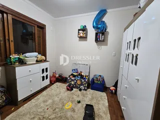 Quarto com armários e decoração de festa na parede.