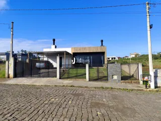 Fachada de uma residência em Lajeado, Brasil, com portão e cerca.