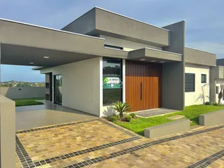 Fachada moderna de uma residência com garagem e área externa em Lajeado.