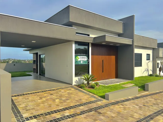 Fachada moderna de uma residência com garagem e área externa em Lajeado.
