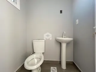 A foto mostra um banheiro com vaso sanitário e pia.