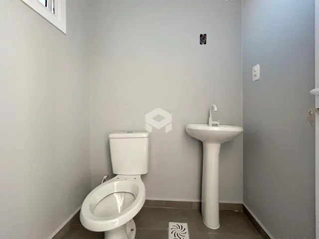 A foto mostra um banheiro com vaso sanitário e pia.