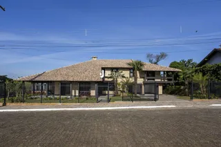 Fachada de uma casa residencial em Lajeado, Brasil, com telhado de telhas.