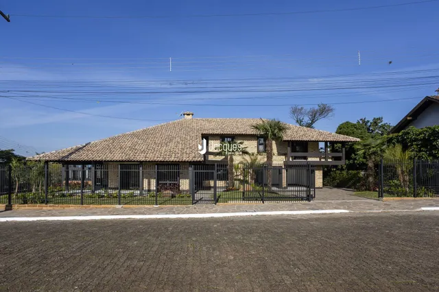 Fachada de uma casa residencial em Lajeado, Brasil, com telhado de telhas.
