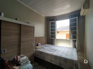 Quarto com armários e janela em uma residência.