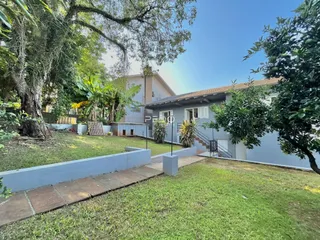 Fachada de uma residência com jardim gramado em Lajeado, Brasil.