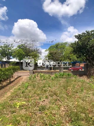 Vista externa de um terreno com vegetação e cerca em Lajeado.
