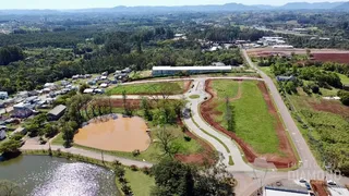 Vista aérea de um terreno com área alagada e vegetação.