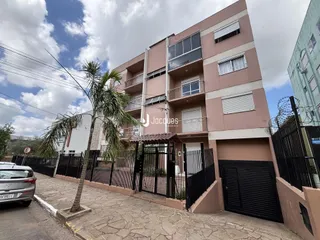 Fachada de um prédio residencial em Lajeado, Brasil, com cerca e vegetação.