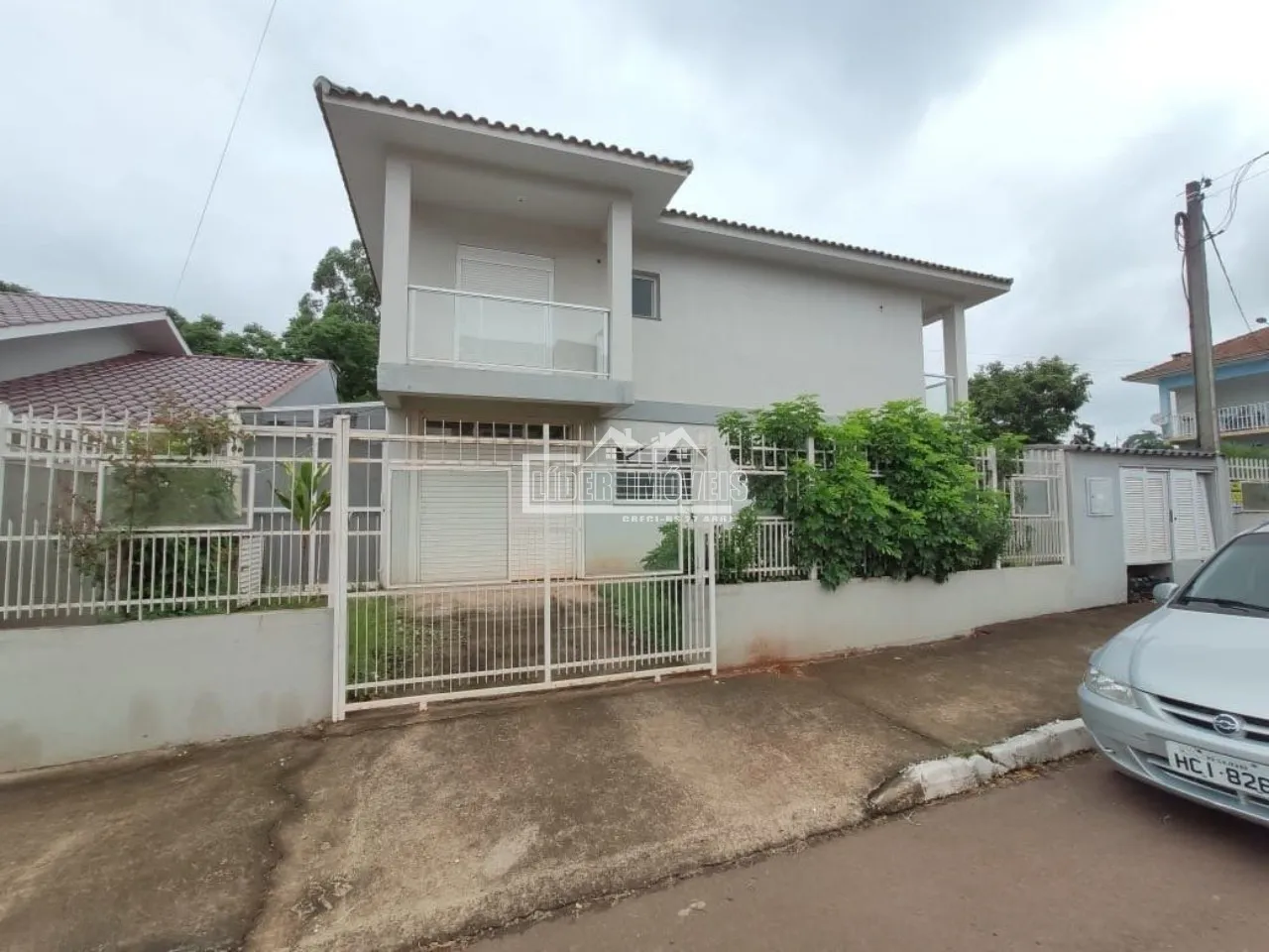 Fachada de uma casa residencial em Lajeado, Brasil com muro e portão.