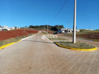 Vista da rua e área de terra adjacente à propriedade em Lajeado.