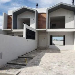 Fachada moderna de uma residência branca em Lajeado, Brasil.