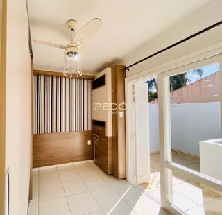 Sala com piso de cerâmica e painéis de madeira na residência.