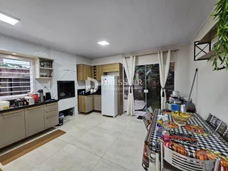 Imagem de uma cozinha e sala de jantar em um imóvel no Brasil.