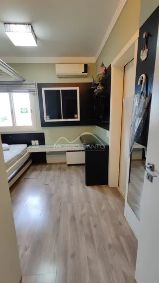 Quarto com cama e ar-condicionado em um imóvel residencial.