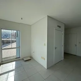 Ambiente interno com piso de cerâmica e janela lateral.