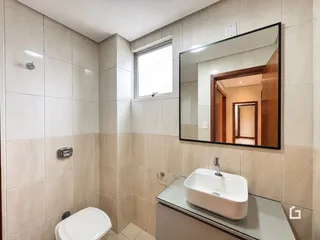 Banheiro com revestimento de cerâmica nas paredes
