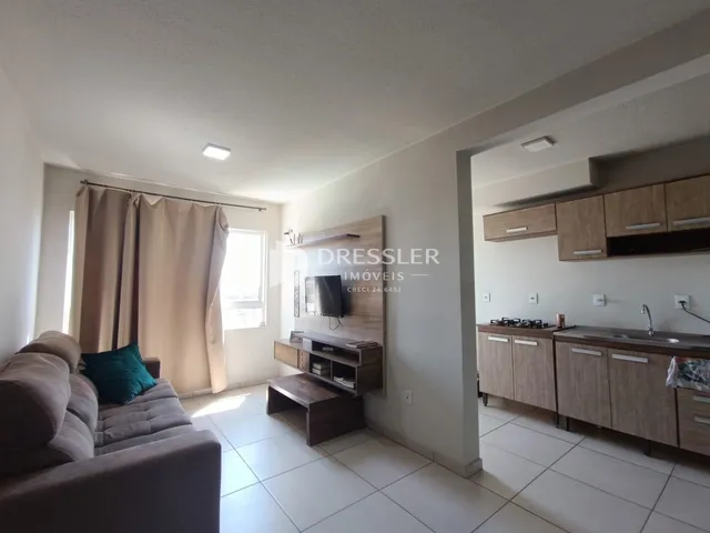 Sala de estar com sofá e janela em um imóvel no Brasil