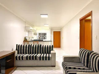 Sala de estar com dois sofás listrados em um ambiente claro.