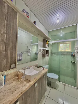 Foto de um banheiro moderno com piso de cerâmica e box de chuveiro.