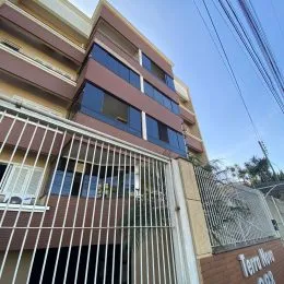 Foto da fachada de um prédio residencial em Lajeado, Brasil, mostrando a estrutura de segurança.