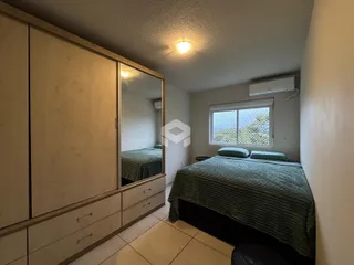 Quarto com armário e cama em um apartamento.