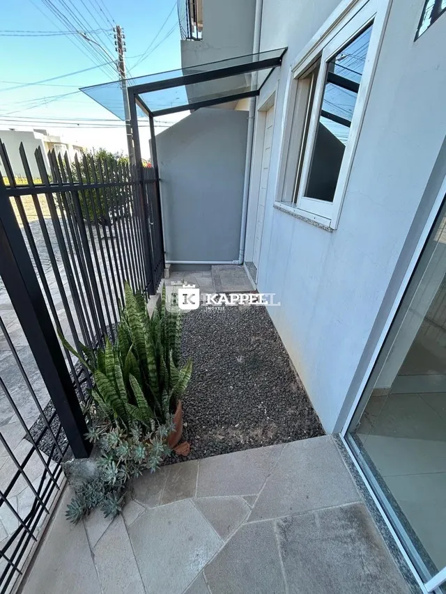 Foto da fachada de um imóvel em Lajeado, Brasil, mostrando a entrada e o muro.