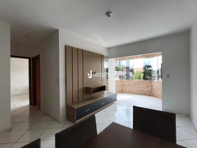 Sala de estar com piso de cerâmica e parede de destaque em um imóvel no Brasil.
