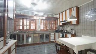 Imagem de uma cozinha com armários de madeira e piso cerâmico.