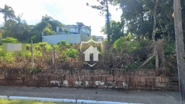 Vista externa de uma propriedade em Lajeado, Brasil, com vegetação densa ao redor.