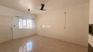 Ambiente interno de uma sala com piso de cerâmica clara.