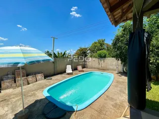 Foto de uma piscina externa em uma propriedade no Brasil.
