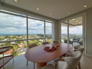 Vista da sala de jantar com vista panorâmica da paisagem.