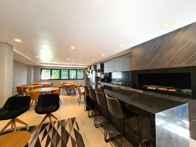 Ambiente moderno com cozinha e sala de jantar em um imóvel no Brasil.