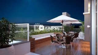 Terraço externo com mobiliário e guarda-sóis à noite.