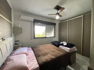 Quarto com cama e armários em um imóvel no Brasil.