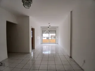 Corredor interno de uma residência com piso de cerâmica clara.