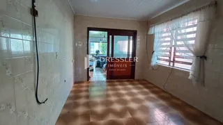 Ambiente interno com piso de cerâmica e janela na sala.