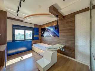 Quarto com decoração moderna e painel de madeira na sala.