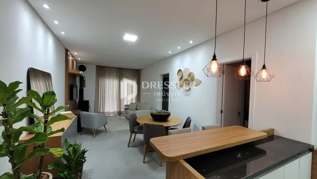 Sala de estar moderna com piso claro e móveis de madeira.