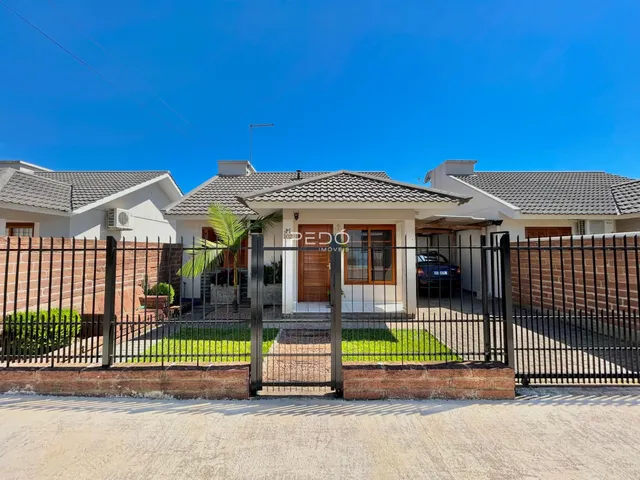 Fachada de uma residência em Lajeado, Brasil, com cerca e portão de ferro.