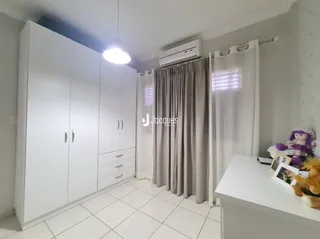 Quarto com armários brancos e piso de cerâmica.