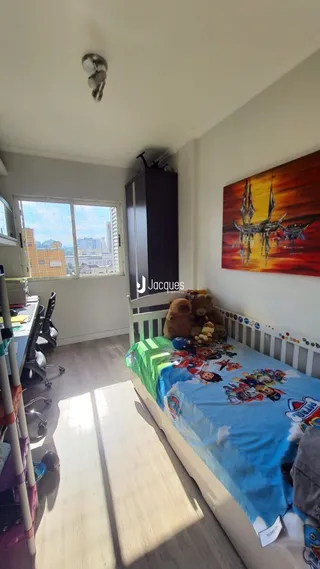 Quarto com janela e cama em um imóvel.