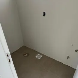 Foto de um canto de um corredor interno de uma propriedade.
