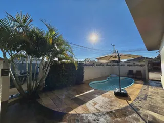 Vista externa de uma área de piscina e jardim em Lajeado, Brasil.