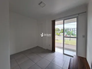 Ambiente interno com piso de cerâmica e grande janela.