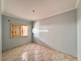 Sala de estar com piso de porcelanato claro e janela lateral.