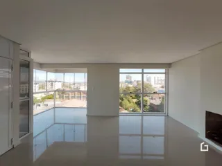 Imagem de uma sala de estar ampla com piso reflexivo e grandes janelas.