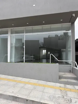 Fachada moderna de um imóvel com grandes janelas de vidro.