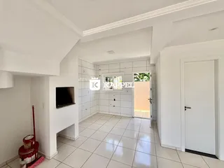 Foto de uma sala de estar clara com piso de cerâmica e acesso a área externa.